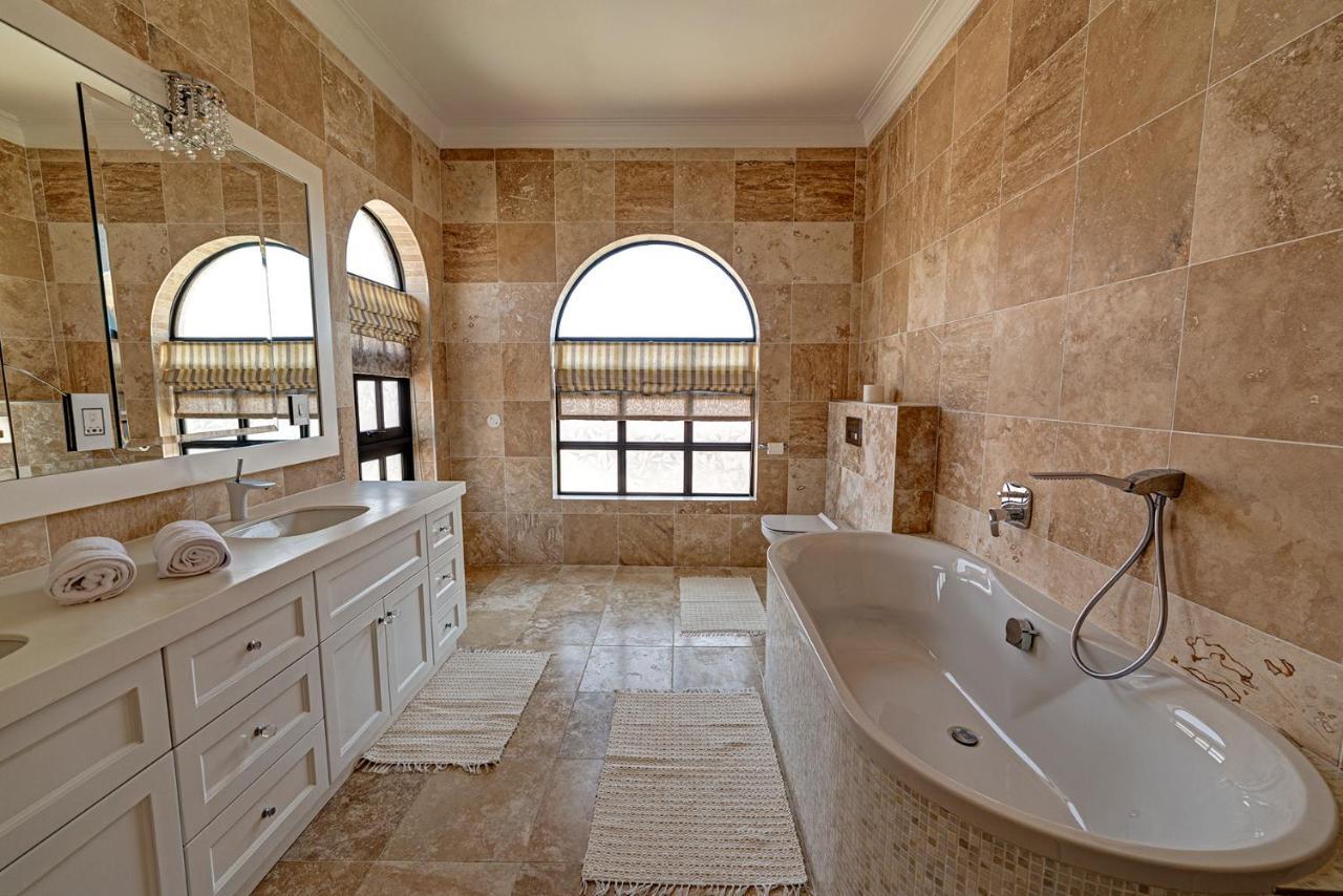 Lagoon Suites Guesthouse Cc Уолфиш-Бей Экстерьер фото