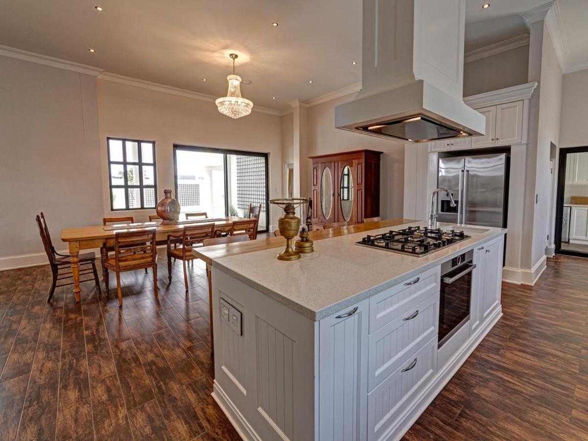 Lagoon Suites Guesthouse Cc Уолфиш-Бей Экстерьер фото