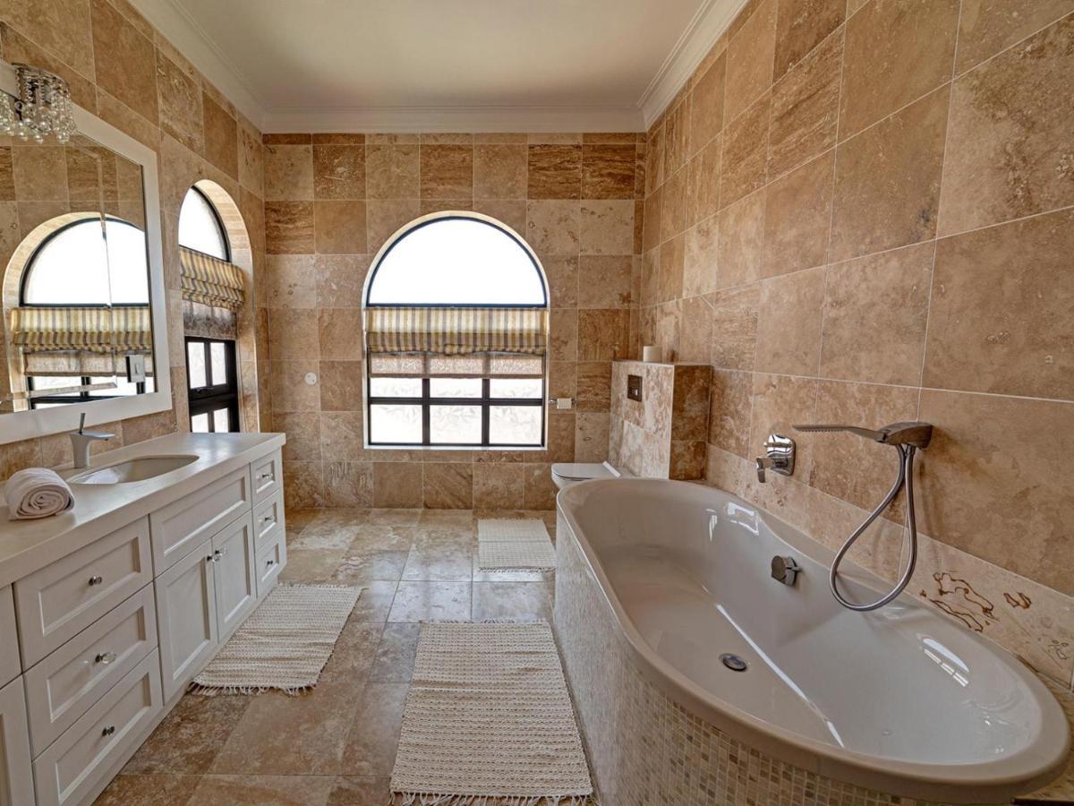 Lagoon Suites Guesthouse Cc Уолфиш-Бей Экстерьер фото